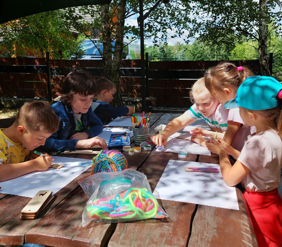 Dzieci tworzące prace plastyczne.