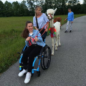 Alpaka z dziewczyną z niepełnosprawnościami.